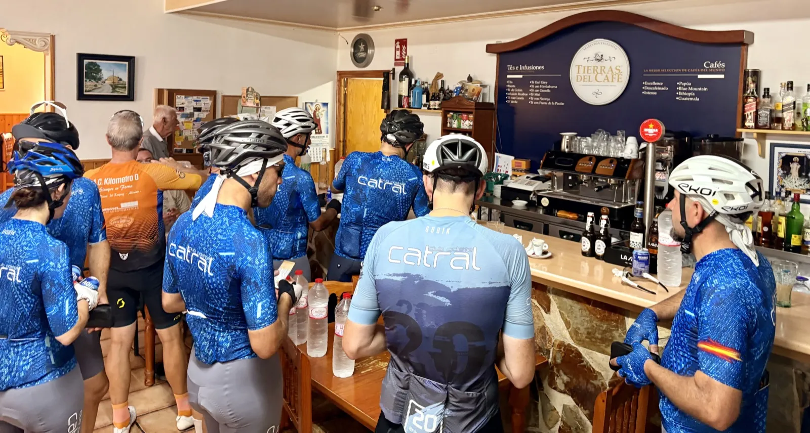 Ciclistas en la barra del Mesón El Retiro tras su ruta por el Valle del Hondón