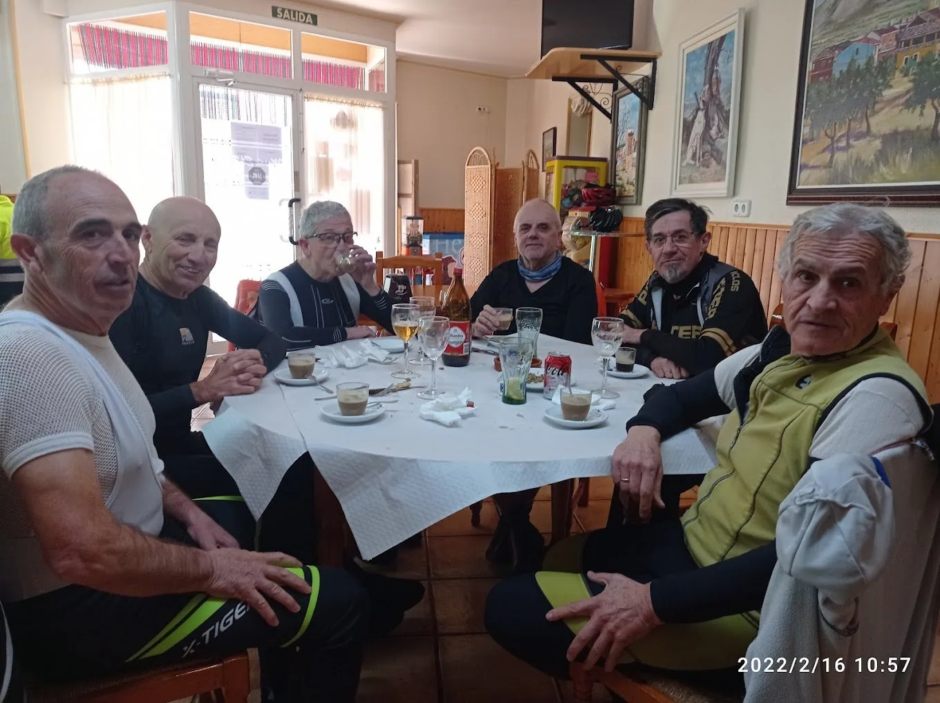 Grupo de ciclistas a la mesa en el Mesón El Retiro, restaurante en Hondón de las Nieves
