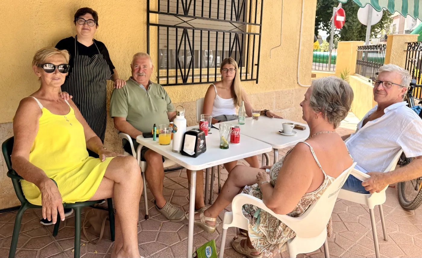 Clientes en la terraza del Mesón El Retiro en La Canalosa